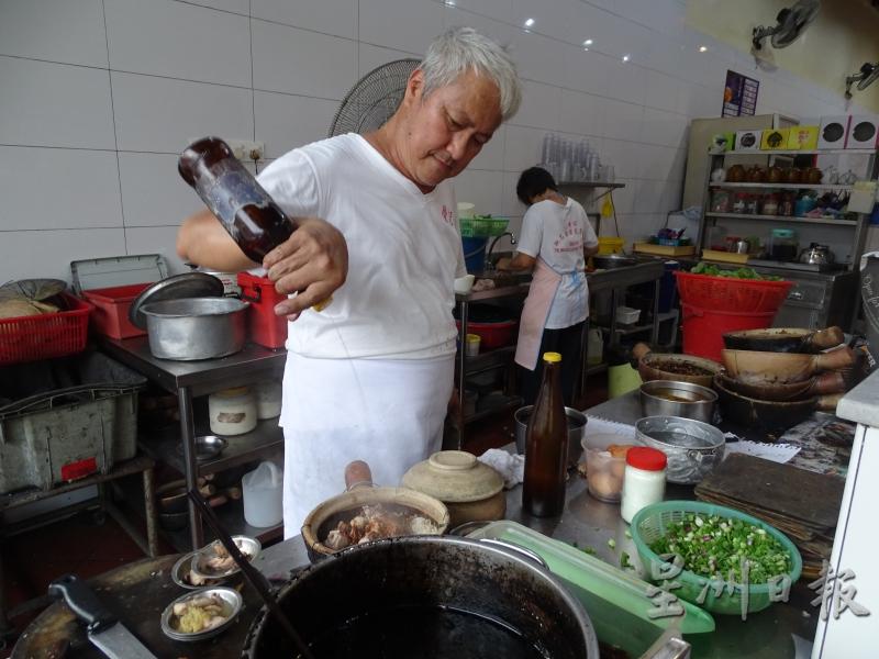 烹煮瓦煲鸡饭的过程约15分钟，加入米酒、生抽、黑生抽、油及麻油等调料后，就可出锅让食客自行搅拌大快朵颐了。