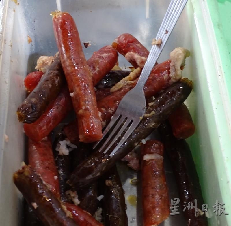 庆记使用的腊肠及润肠也是坚持选择老东主过往信赖的厂商，以保留多年来的味道。