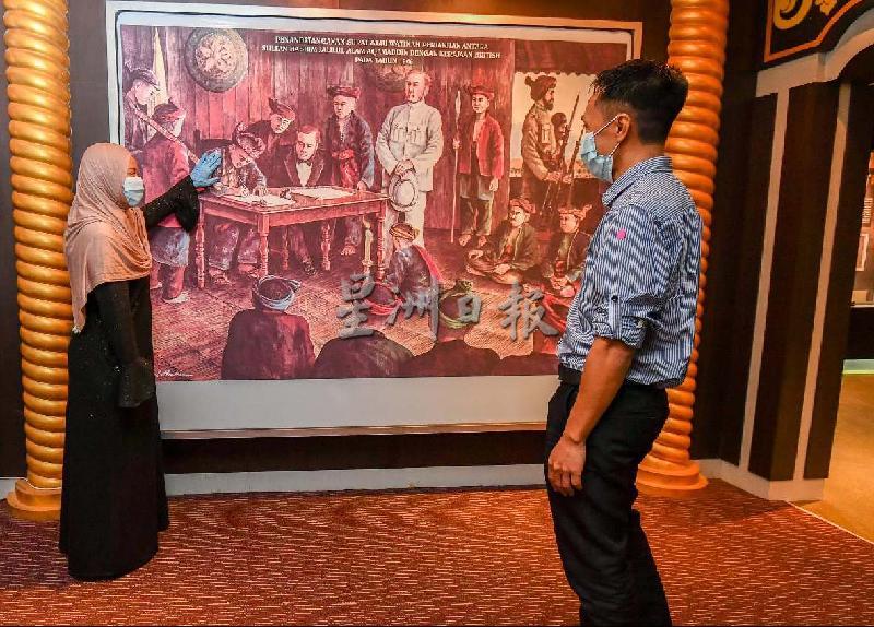
民众到汶莱历史中心展览馆参观时，要保持社交距离及戴口罩。