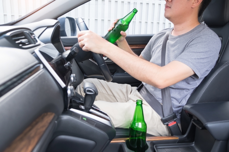 身为一个称职的驾驶者不但应在驾驶时保持警觉，同时应顾己及人，喝酒不开车