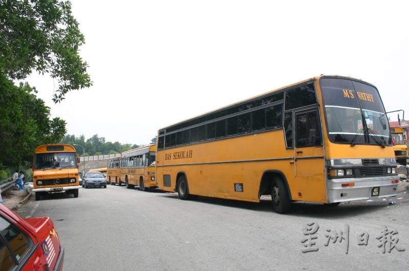 学校将于7月全面复课，学生巴士业者都已经准备就绪，除了需要在每次接接载学生前后，替车内进行消毒，也必须确保学生都佩戴口罩。（档案照）（图：星洲日报）