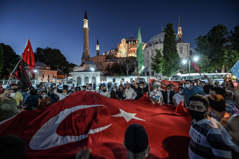 土耳其民众兴奋地在大教堂外挥舞巨大的国旗欢呼。