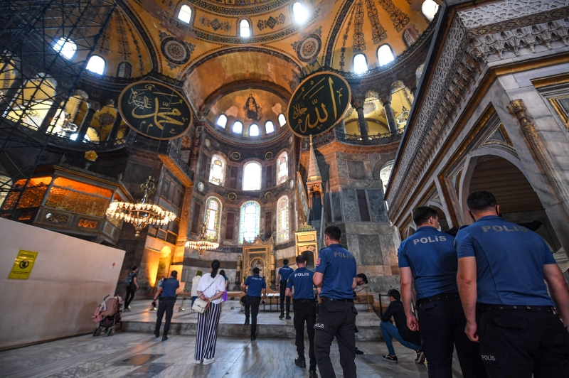 土耳其警员在参观圣索菲亚大教堂。（图：法新社）