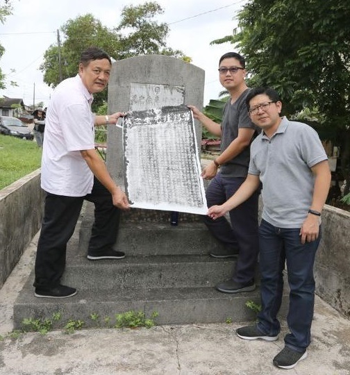 杨金荣（右二）生前对具历史意义的牌匾、墓碑的文字深感兴趣，甚至会将有关文字临摹出来。