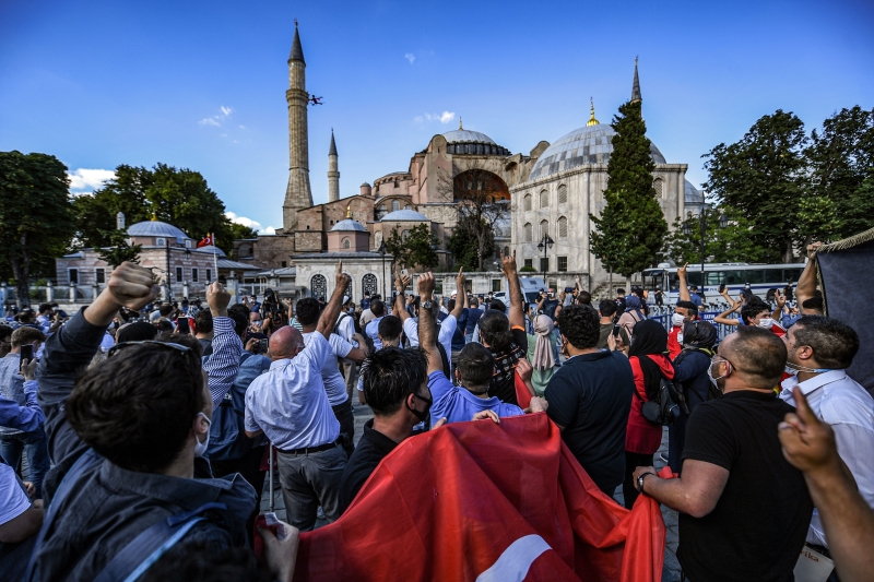 土耳其决定把圣索菲亚大教堂改为清真寺，开放给穆斯林祷告后，土耳其人在教堂外欢呼。（图：法新社)
