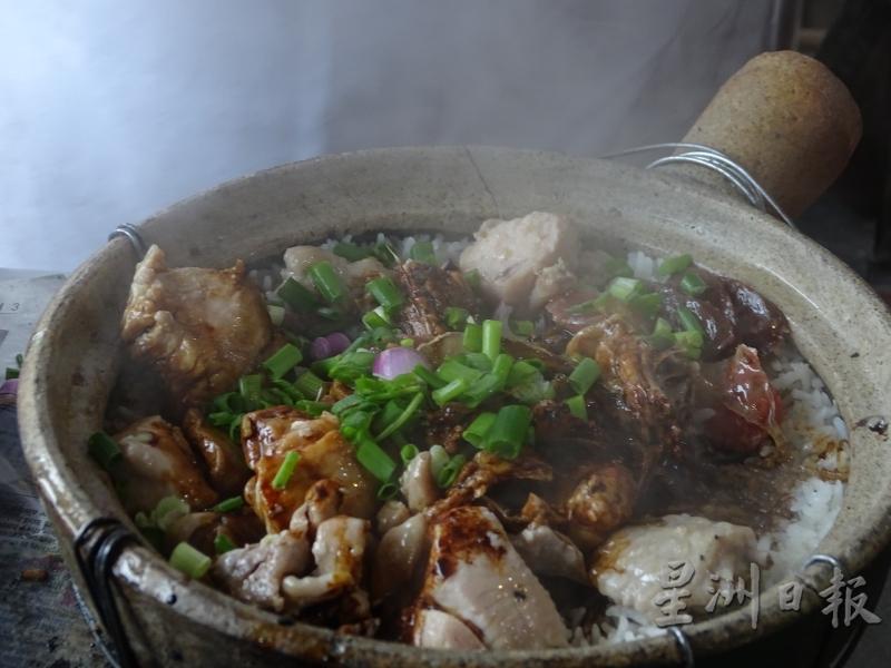 独家秘笈腌制的鸡肉块，唤起了老顾客们喜爱的古早味。