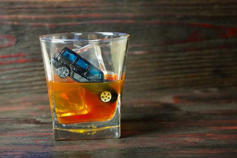 酒精本身不是酒后驾驶的问题根源，要取缔的是个人喝了酒开车的行为