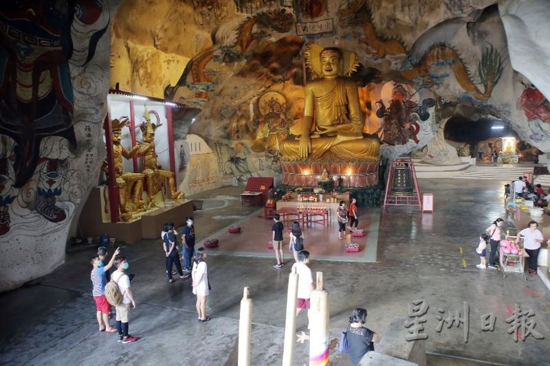 霹雳洞的范围相当大,访客是小家庭、三三两两地进行活动,人流分散。
