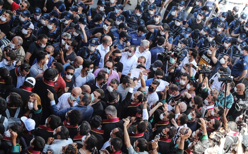 在安卡拉，土耳其警方阻止不满法院裁决的律师上街抗议。