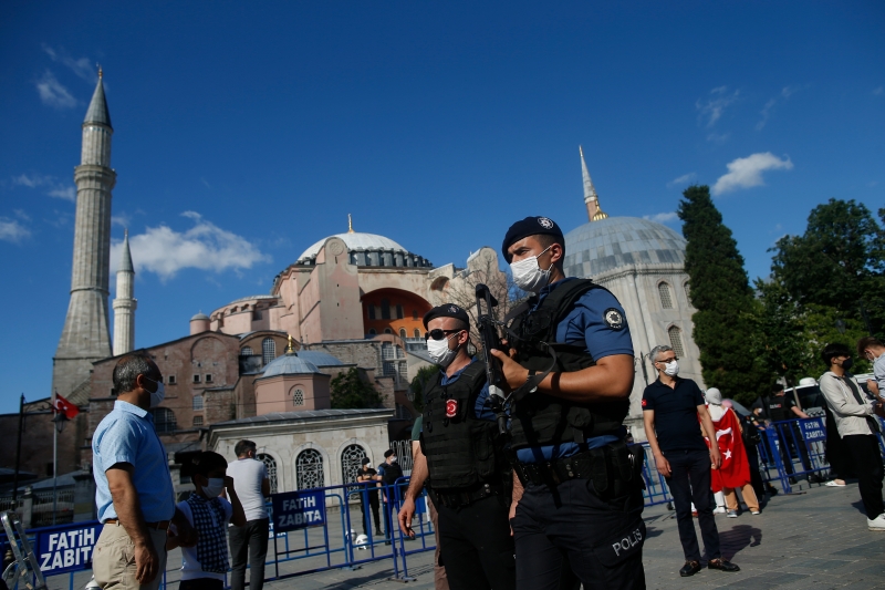 土耳其警方在大教堂外维持秩序。