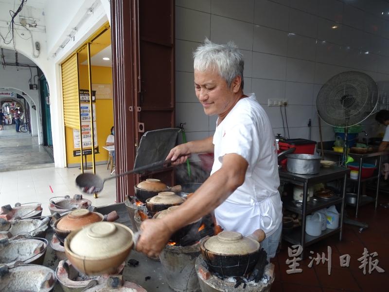 黎烈强是庆记的第二代掌门人，有逾40年的烹煮瓦煲鸡饭经验。