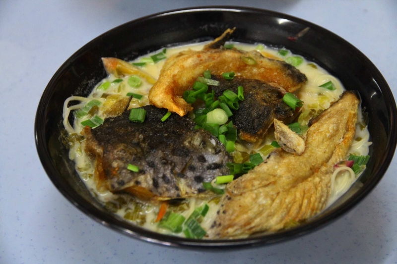 原味三文鱼头米粉（11令吉）以鱼骨熬煮的三文鱼头米粉，鲜味十足，一碗就能有满满的饱足感和满足感。