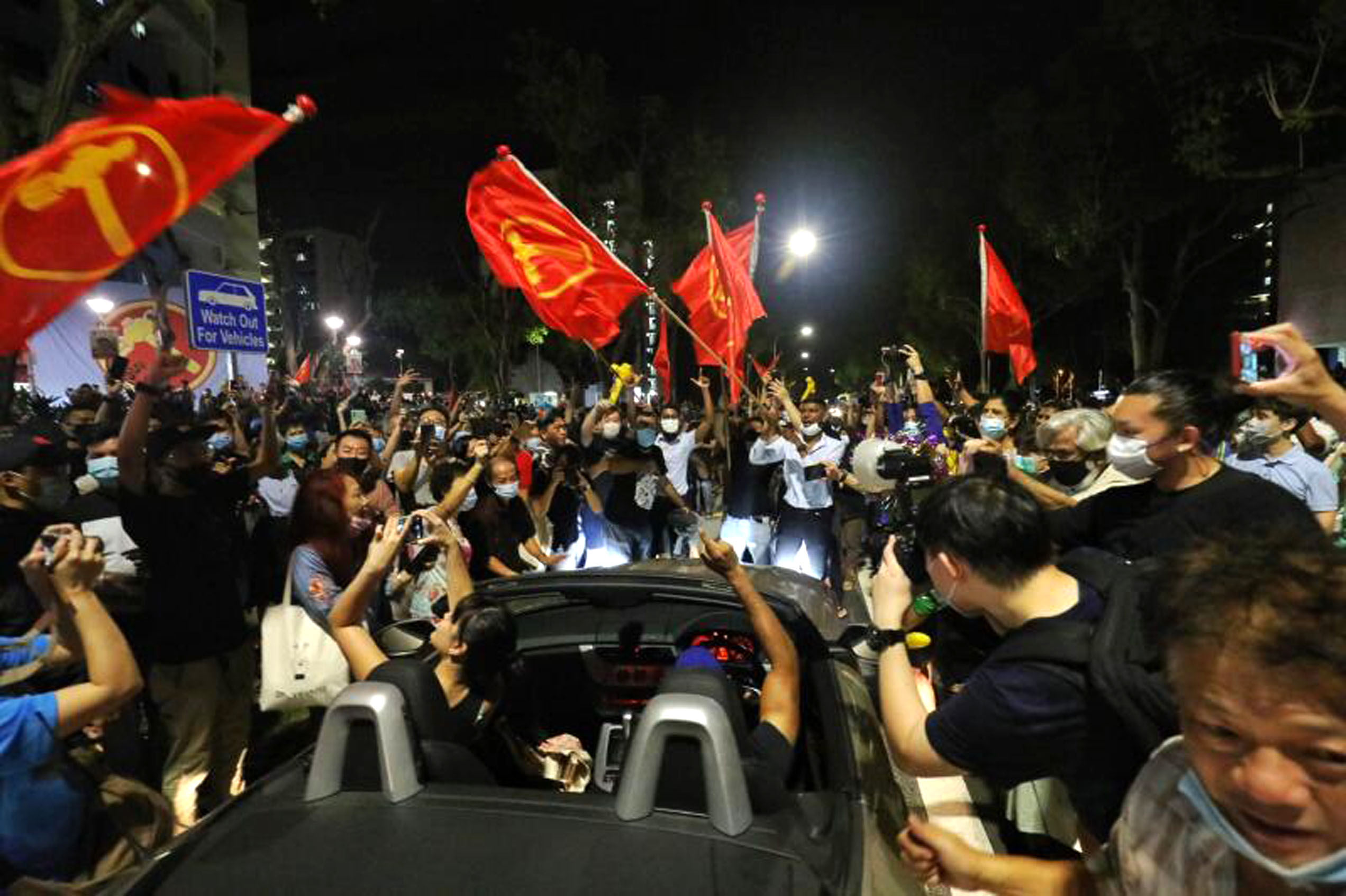 新加坡工人党意外的拿下10席，该党支持者在成绩揭晓后热烈庆祝。