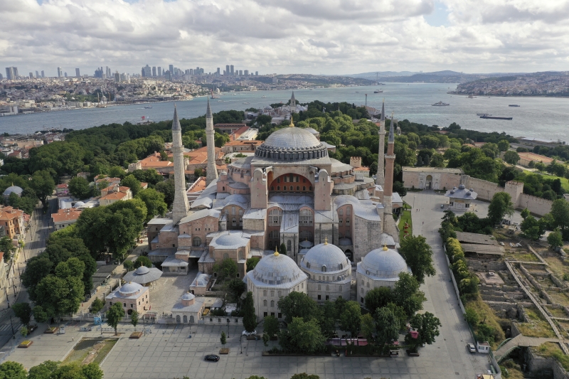历史悠久且雄伟壮阔的圣索菲亚大教堂是伊斯坦布尔的地标。 (新华社图片)