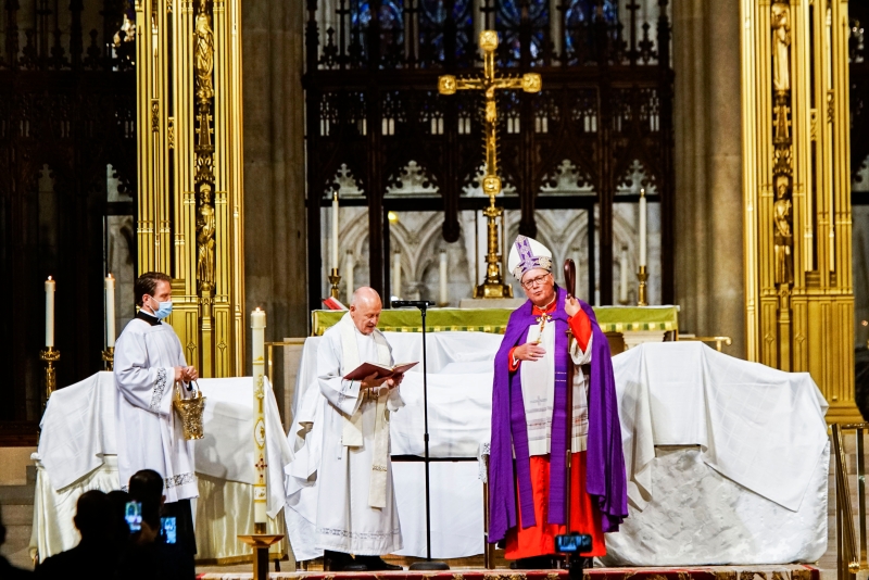 紐約大主教蒂莫西·多蘭在悼念儀式上帶領悼念者們為死者進行祝福和祈禱。 （圖：美聯社）