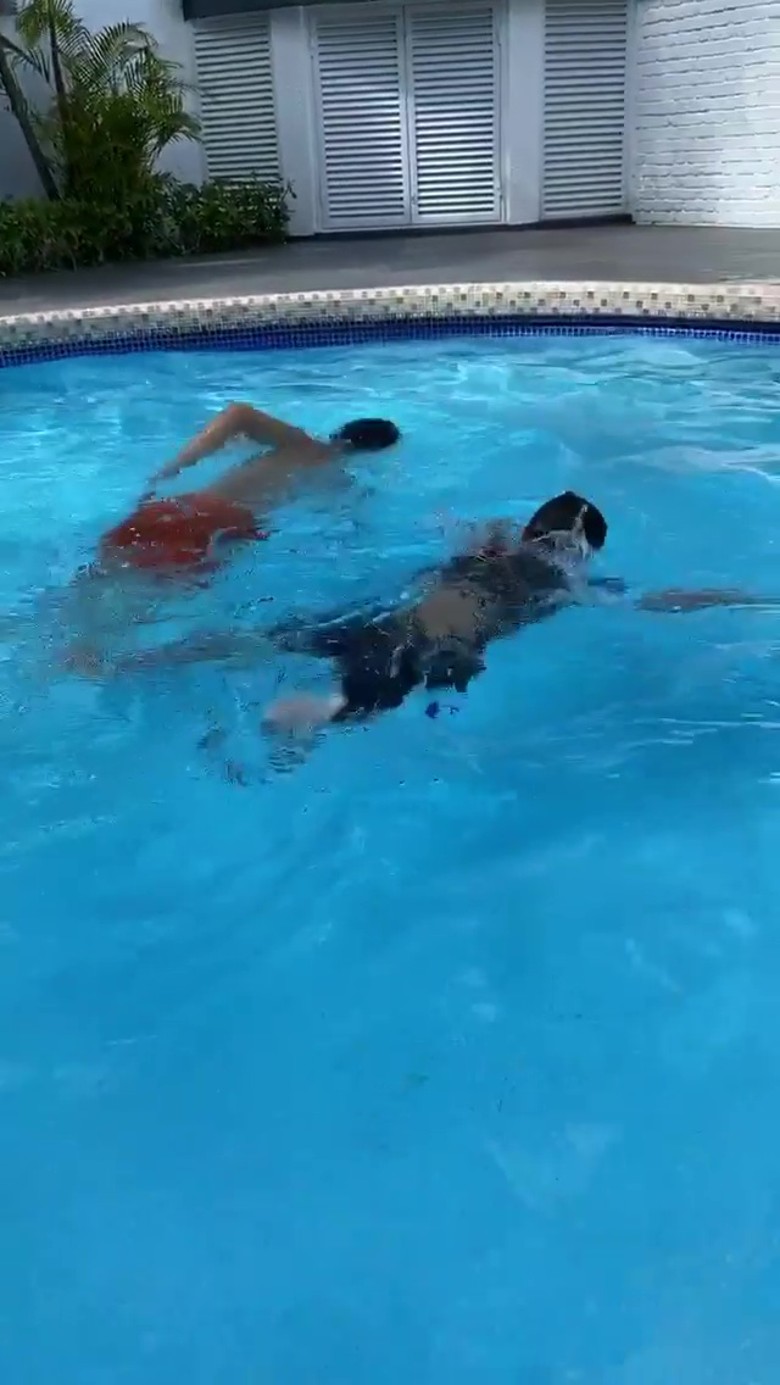 兄弟游泳一样快！