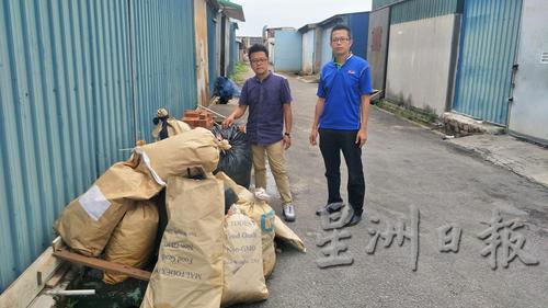 李春源（左）希望业主与市议会合作，妥善处理工业废料。右为罗舜生。