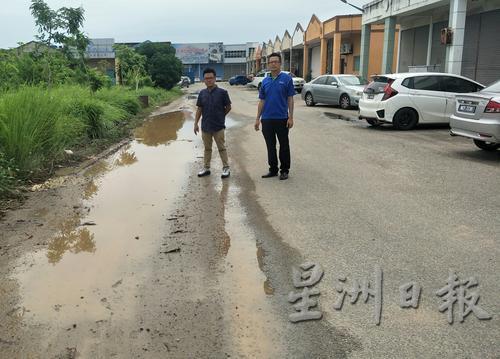 逢雨积水的破损路面，应该从速修铺，以利便道路使用者。