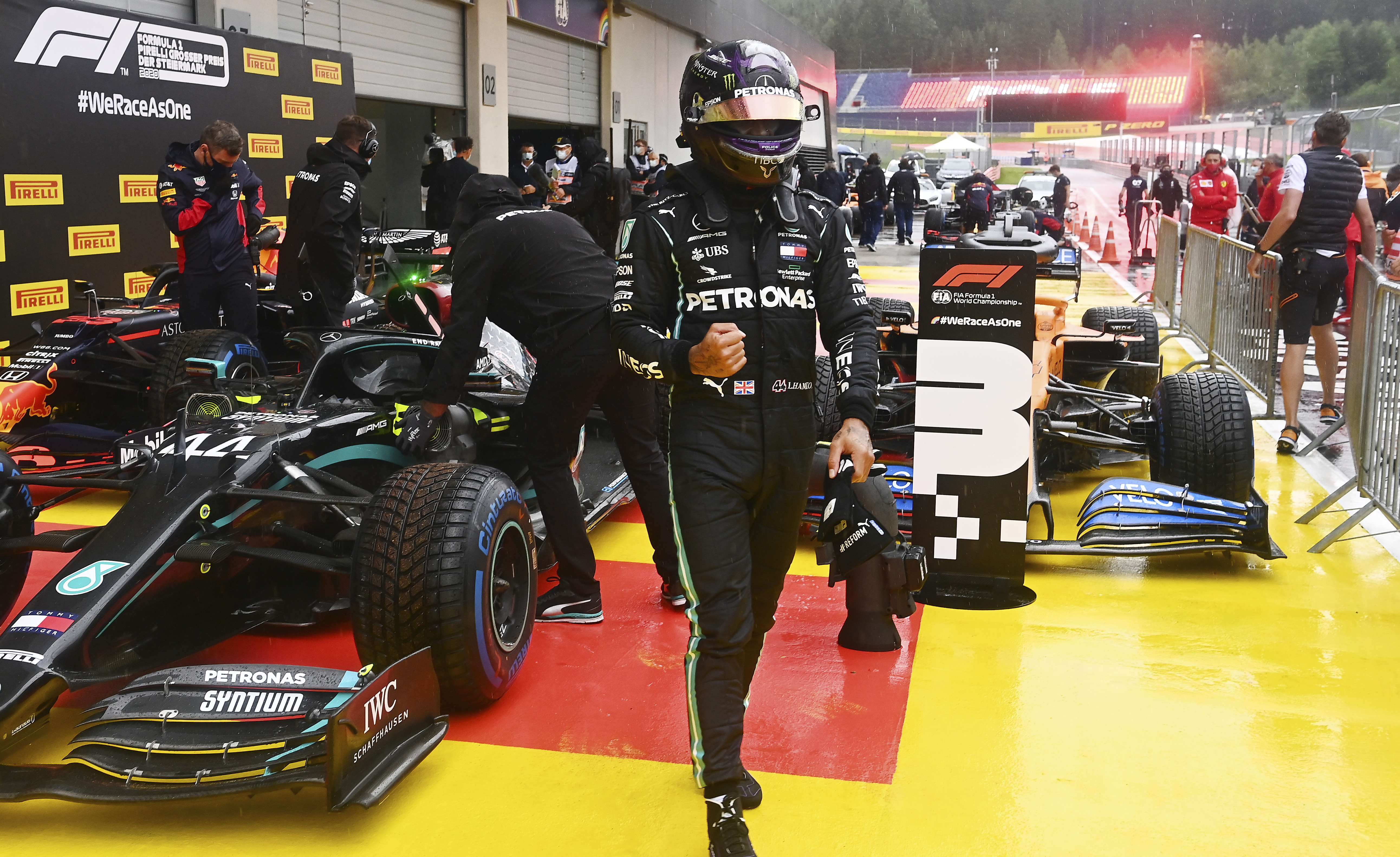 汉密尔顿在F1施蒂利亚站排位赛拿下个人这赛季首个杆位，他直言自己在最后1圈达成“人车合一”。图为汉密尔顿赛后握拳庆祝。（美联社照片）


