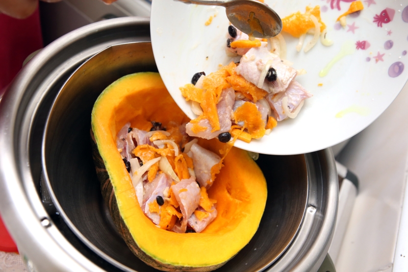 大火烧滚蒸锅，把腌制好的鱼肉放入蒸锅，以大火蒸7分钟即可摆盘上桌。也可制作一个南瓜盅，只需将南瓜囊籽挖出来，把腌制好的鱼肉放在南瓜盅内，蒸熟即可。