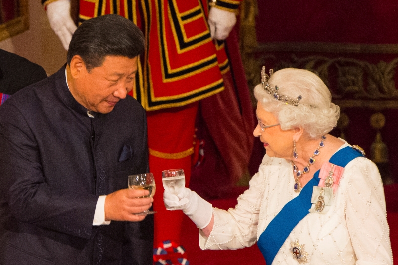 2015年10月20日，英女王伊丽白二世在白金汉宫举行国宴欢迎中国国家主席习近平访英。当年时任英相卡梅伦曾形容中英关系进入“黄金时代”。（美联社照片）