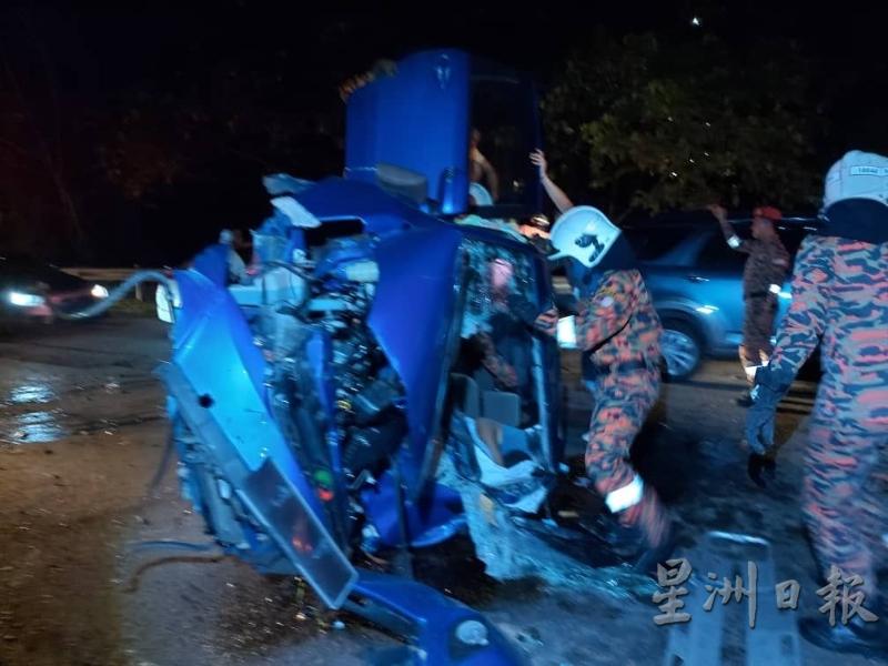 巴西古当大道凌晨发生1死2伤车祸，翻覆轿车毁坏不堪。