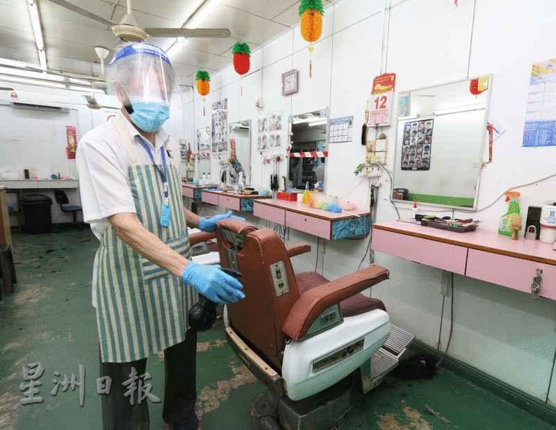 荷里活理发厅在顾客完成理发后，为设备进行消毒。