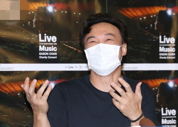 陈奕迅“日出日落”线上音乐会合共只有短短1小时，网民大呼不够喉，他透露若环境许可会考虑再办。