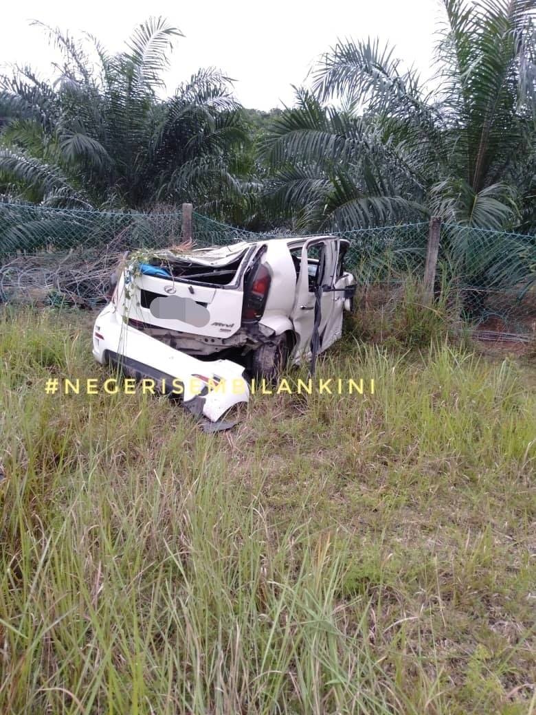 轿车不知何故在大道上失控并撞下山坡，车子毁不成形。（图：Negeri Sembilan Kini）