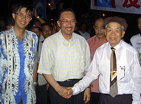 陆庭谕（右）于2007年为公正党站台；左为蔡添强、中为安华。