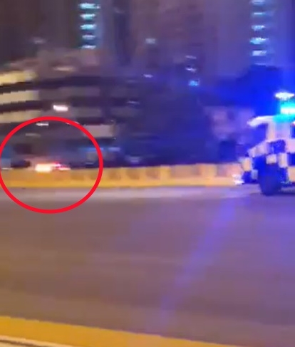由辅警驾驶的罗里在后方一路追捕白色轿车。（Info Roadblock JPJ/Polis视频截图）
