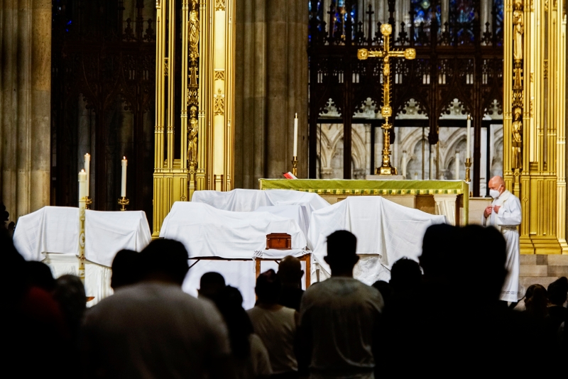 许多悼念者出席了在纽约的悼念及祈祷仪式。 （图：美联社）