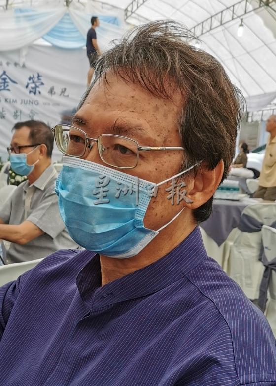 黄金炳十分难过,数度哽咽不能言语。