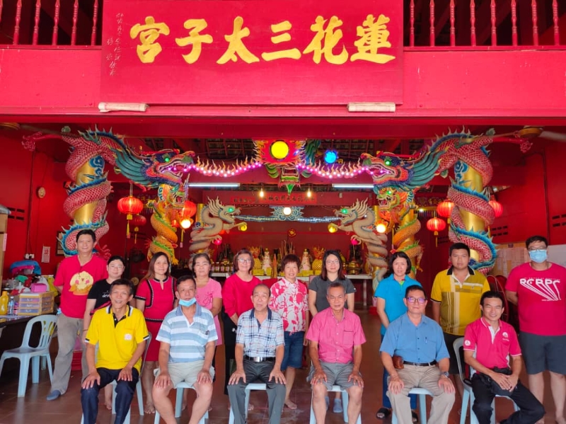 林惠来（前排左四）和理事呼吁所有到庙宇膜拜的访客受促遵守标准作业程序。