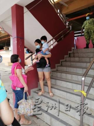 一些家长因为芙蓉公市禁止孩童进入，也不放心把孩子托放在入口处而选择离开。