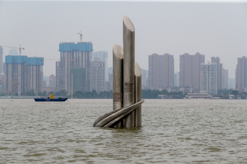 武汉汉口江滩，江水已经淹没了二级亲水平台，接近最高的三级亲水平台。图为雕塑上的两个刻度线。（中新社照片）