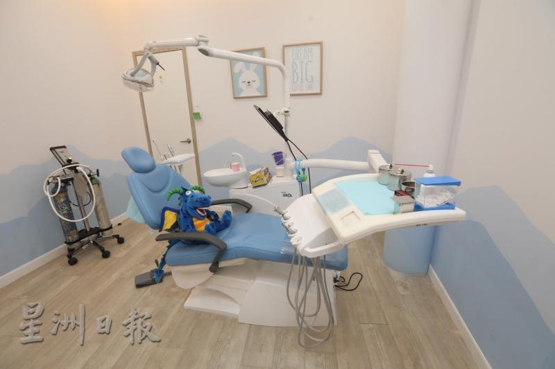 小孩可穿上医生袍扮演小牙医为治疗室内椅子上的公仔或自己的父母示范牙齿治疗，感受当中的趣味性, 有助于他接受真正治疗时卸下心房。