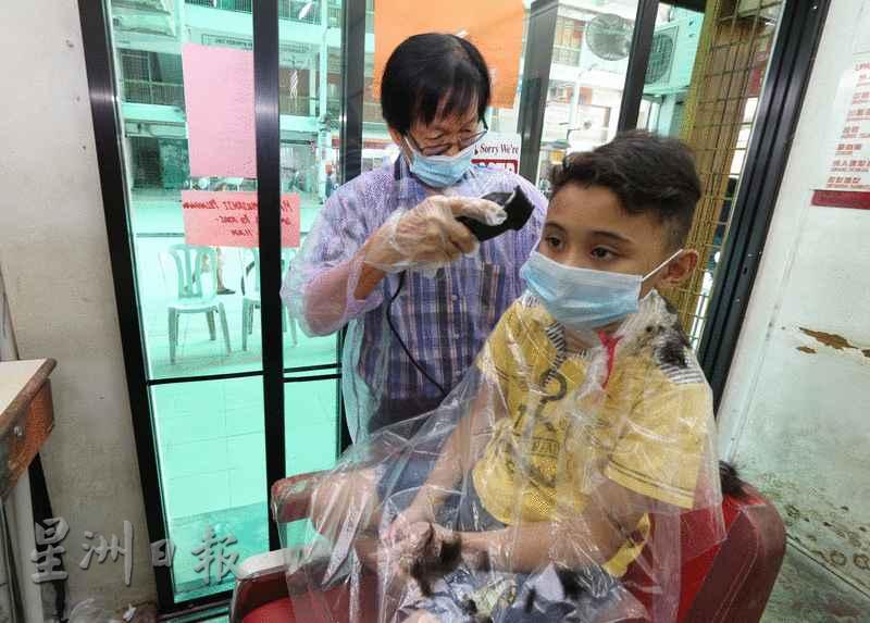 一名男童自行动管制令至今，将近4个月没有理发，周日在东贡岸平安理发厅剪发，准备在周三返回校园。