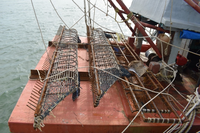执法人员在越南渔船上起获捕捉海参的工具。
