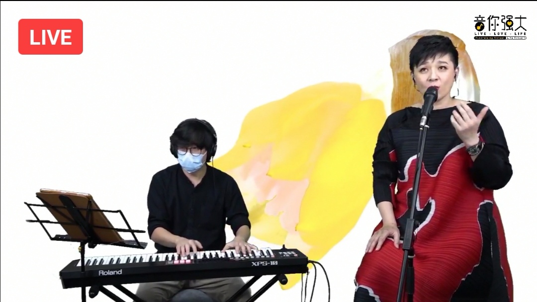 北京前阵子疫情反弹，人在北京的柯以敏演唱《爱我+河流》时，伴奏的键盘手还特地戴上口罩。