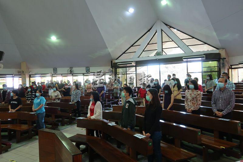 新珠安圣德肋撒堂昨早举办第一场的主日弥撒，约百名教友出席。