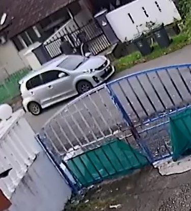 从对面邻居家闭路电视拍到的画面来看，窃贼将车子停在事主屋前后，其中2名毛贼即开门进入屋内。