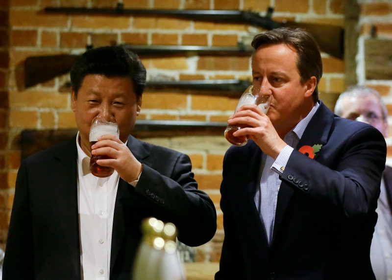 2015年在结束伦敦之行前，中国国家主席习近平前往英相卡梅伦的乡间别墅契克斯庄园，并在当地一家小镇酒吧饮啤酒。这个友好的画面如今看来像是一个遥远的记忆。（美联社照片）