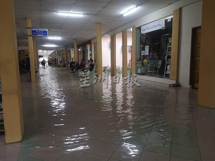 麻坡法蒂玛专科医院走道及停车场被倒灌的沟水淹入。