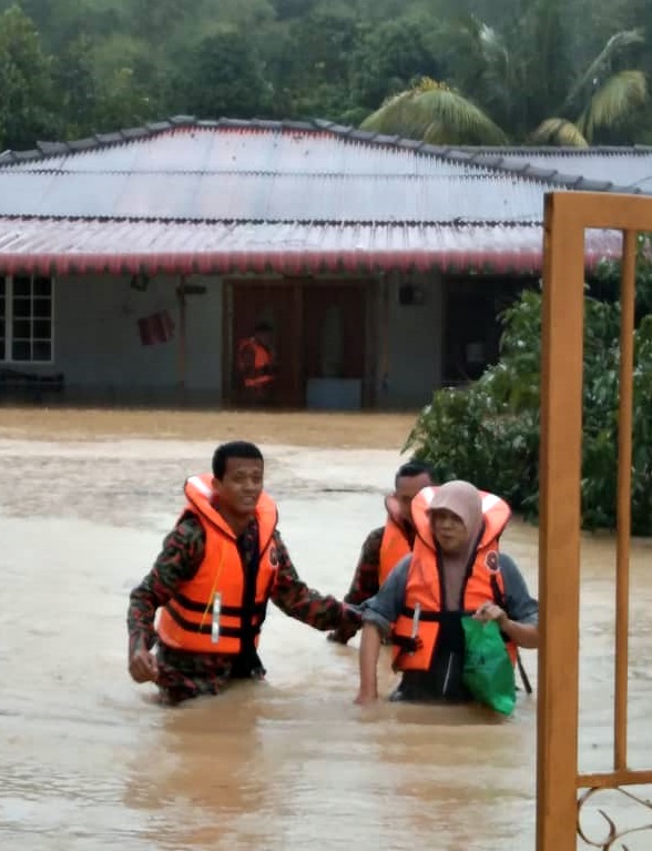 一雨成灾，芙蓉3区80户民宅淹水，水深达消拯员胸口，消拯人员将灾黎安全护送上岸。