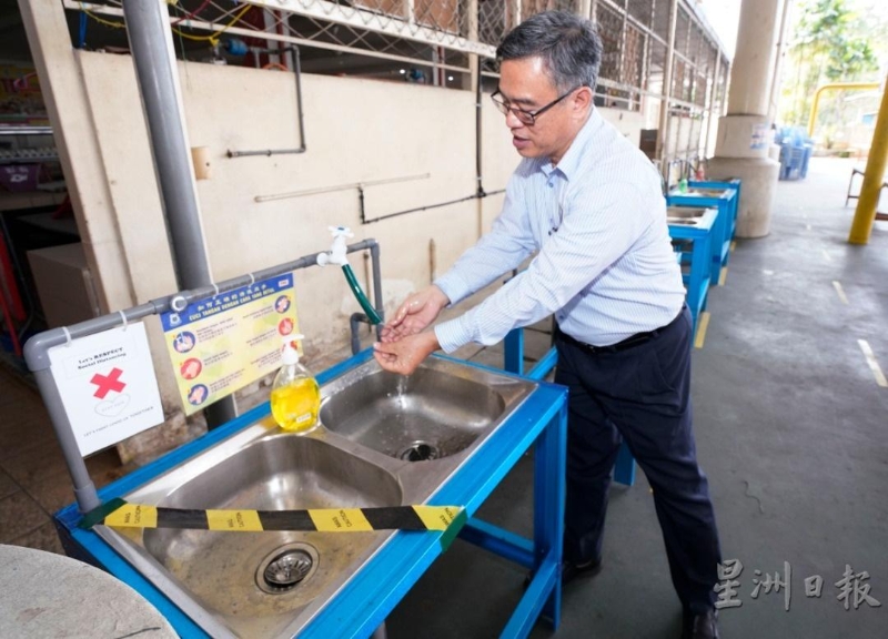 陈维煌表示，为鼓励学生勤洗手，校方也在篮球场旁增设一排洗手盆。