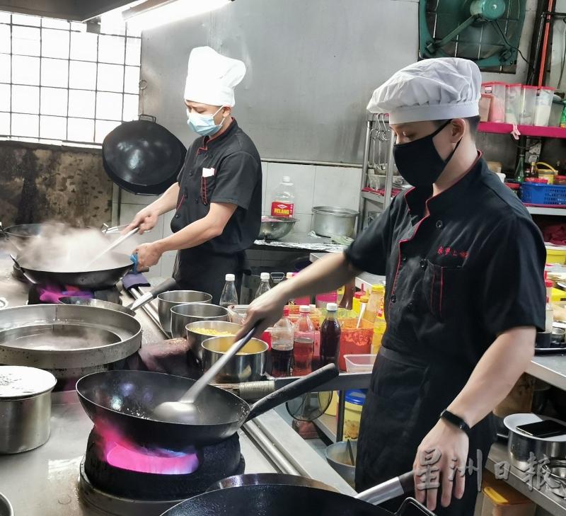在厨房掌厨的陈顺德（右起）和陈顺祥传承父亲的传统福建菜，煮出古早味。
