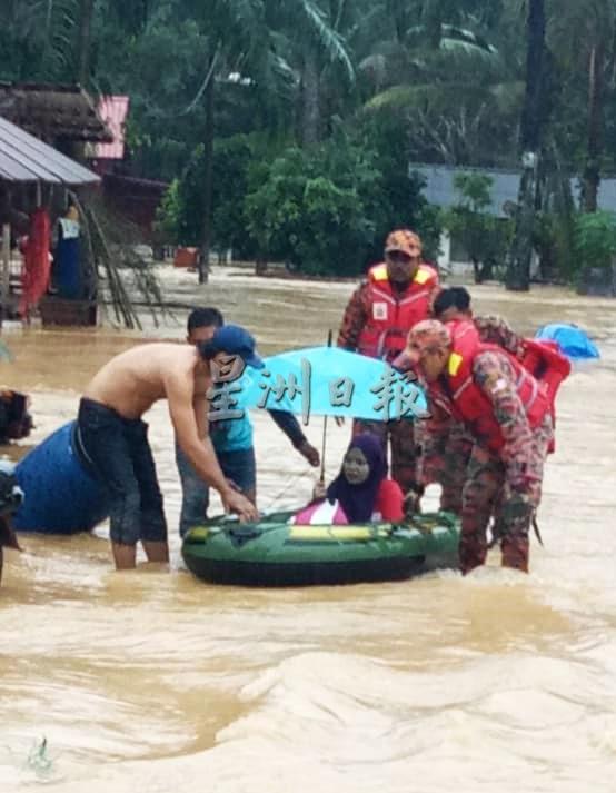 因为河水汹涌，灾黎必须乘坐救生艇离开灾区。