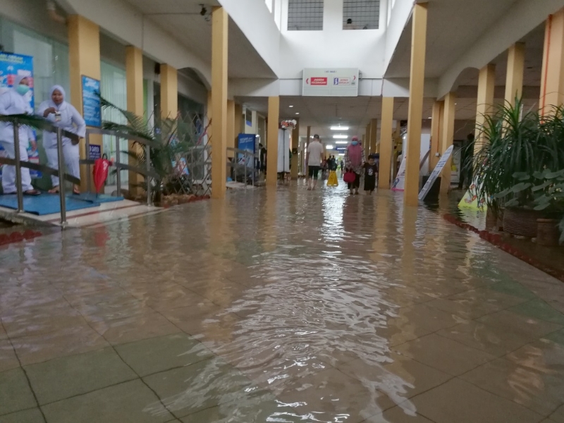 通往麻坡苏丹后法蒂玛专科医院各诊治部门及病房的走道皆被倒灌的沟水淹入，医务人员及访客需涉水而过。