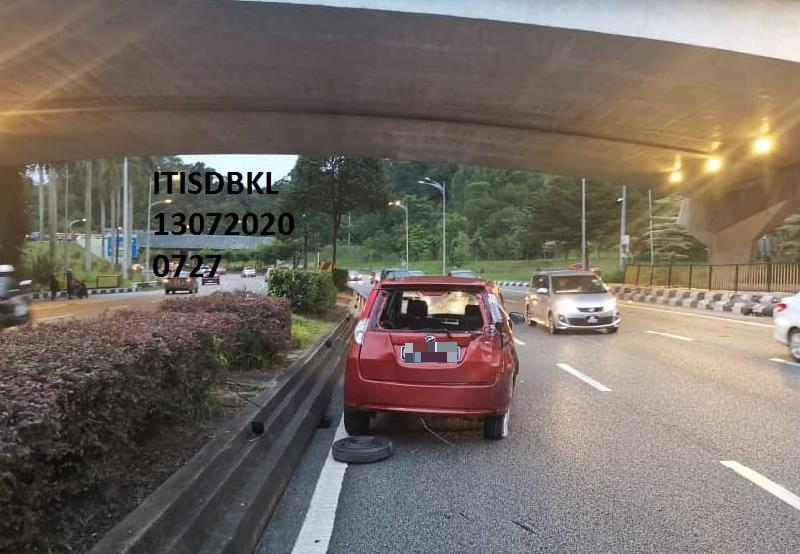 苏丹依斯干达大道早前也有车祸发生，导致从吉隆坡世界贸易中心前往国会大厦的方向，交通依然行驶缓慢。（图取自：Astro Radio Traffic 脸书）